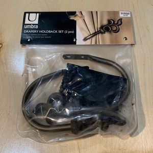 Drapery holdback set